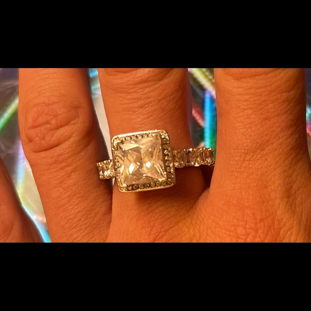 SPECTACULAR DIAMOND RING - Picture 5 of 7